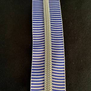Reißverschluss „Silver Stripes“, breit, blau-weiß / Endlosreißverschluss mit metallisierter Kunststoffraupe / Meterware Bild 3