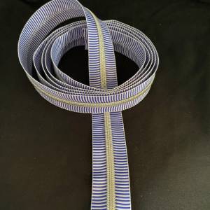 Reißverschluss „Silver Stripes“, breit, blau-weiß / Endlosreißverschluss mit metallisierter Kunststoffraupe / Meterware Bild 4