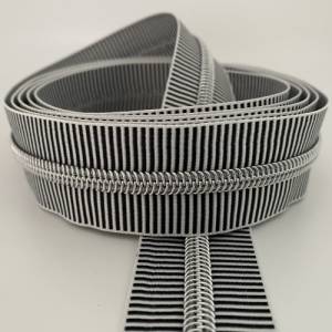 Reißverschluss „Silver-Stripes“, breit, schwarz-weiß / Endlosreißverschluss mit breiter Kunststoffraupe Bild 1