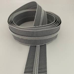 Reißverschluss „Silver-Stripes“, breit, schwarz-weiß / Endlosreißverschluss mit breiter Kunststoffraupe Bild 2
