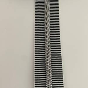 Reißverschluss „Silver-Stripes“, breit, schwarz-weiß / Endlosreißverschluss mit breiter Kunststoffraupe Bild 3