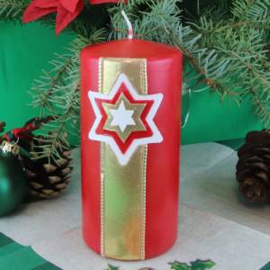 Handgefertigte Rote Adventskerze mit Goldenem Sternenbanner, Personalisierbare Weihnachtskerze Bild 1