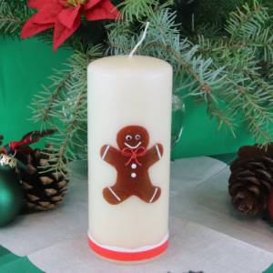 Personalisierbare cremefarbene Weihnachtskerze mit liebevoll handgefertigtem Lebkuchenmann und bunter Schleife Bild 1