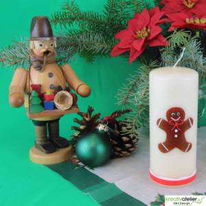 Personalisierbare cremefarbene Weihnachtskerze mit liebevoll handgefertigtem Lebkuchenmann und bunter Schleife Bild 6