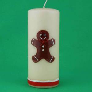 Personalisierbare cremefarbene Weihnachtskerze mit liebevoll handgefertigtem Lebkuchenmann und bunter Schleife Bild 8