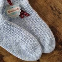 Socken Gr. 38/39 dicke Socken mit Strickmuster für Wollallergiker, vegan, handgestrickt, hellblau-meliert, Bettpuschen Bild 4