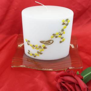 weiße Hochzeitskerze mit Blumenranke, ovale Formenkerze, gelb/gold mit Ringen, Traukerze, Brautkerze, personalisierbar Bild 1