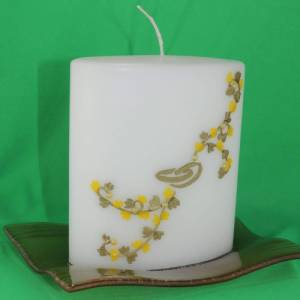 weiße Hochzeitskerze mit Blumenranke, ovale Formenkerze, gelb/gold mit Ringen, Traukerze, Brautkerze, personalisierbar Bild 4