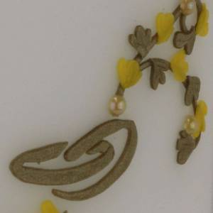 weiße Hochzeitskerze mit Blumenranke, ovale Formenkerze, gelb/gold mit Ringen, Traukerze, Brautkerze, personalisierbar Bild 5