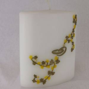 weiße Hochzeitskerze mit Blumenranke, ovale Formenkerze, gelb/gold mit Ringen, Traukerze, Brautkerze, personalisierbar Bild 7