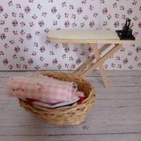 Miniatur Wäschekorb mit Bügeleisen und Bügelbrett zur Dekoration oder zum Basteln für Geschenke oder Puppenhaus Bild 1