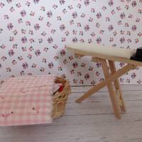 Miniatur Wäschekorb mit Bügeleisen und Bügelbrett zur Dekoration oder zum Basteln für Geschenke oder Puppenhaus Bild 3