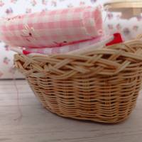 Miniatur Wäschekorb mit Bügeleisen und Bügelbrett zur Dekoration oder zum Basteln für Geschenke oder Puppenhaus Bild 4