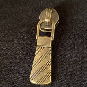 Zipper Stripes, breit, bronze / Schieber für Reißverschlüsse mit Spiralraupe Bild 1