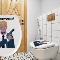 WC-Toiletten Aufkleber Agent-Tür-Bad-Toilette-Cartoon Aufkleber-Wunschtext-Personalisierbar Bild 1
