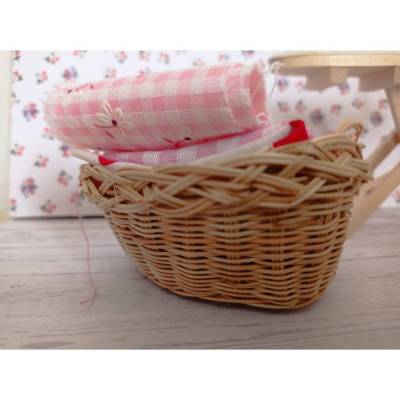 Miniatur Wäschekorb gefüllt mit Bügelwäsche zur Dekoration oder zum Basteln für Geschenke oder Puppenhaus