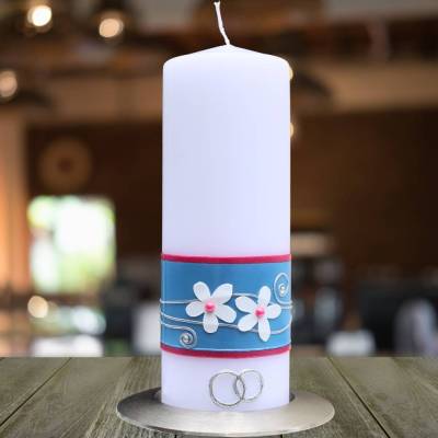 Hochzeitskerze mit blauem Band, weißen Blumen und silbernen Ringen, personalisierbar, stilvolle Hochzeitsdeko