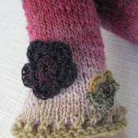 Armstulpen Pulswärmer gestrickt aus Wolle im Farbverlauf mit Häkelblumen Bild 3