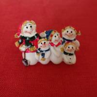 Miniatur Schneemann - Familie Relief zur Dekoration oder Basteln für den Feengarten Wichteldorf, Wichteltür, Puppenhaus Bild 1