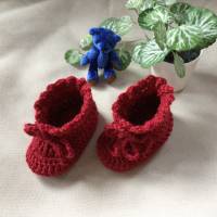 Gehäkelte Babyschuhe für Neugeborene, 9 cm lang, rot, Geschenk zur Geburt, Schuhe für Frühchen Bild 1