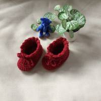 Gehäkelte Babyschuhe für Neugeborene, 9 cm lang, rot, Geschenk zur Geburt, Schuhe für Frühchen Bild 2