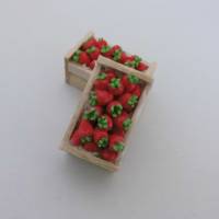 2 St Miniatur Erdbeeren in der Stiege , Kiste zur Dekoration oder zum Basteln - Puppenhaus - Wichteltür , Feengarten Bild 1