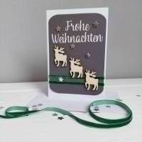 Weihnachtskarte "Frohe Weihnachten" in grau und weiß gehalten, mit kleinen Holzhirschen, grünem Samtband und Ste Bild 1