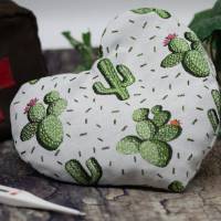 Kirschkern - Kissen "Kaktus" Herzform | 17cm x 17cm | Farbe weiß, grün Bild 1
