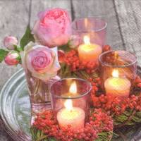 10 einzelne Lunchservietten Rosen mit Windlicht und Kranz aus Beeren, von Artebene Bild 1