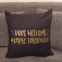 Kissenbezug - Dogs welcome, People toleratetd , 40x40cm, Bezugfarbe sowie Schriftfarbe wählbar Bild 1