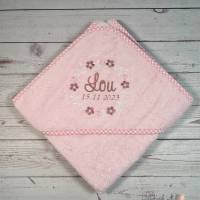 besticktes Kapuzenhandtuch mit Namen und Geburtsdatum, personalisierte Geschenkidee für Babys, rosa Handtuch Bild 1