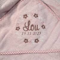 besticktes Kapuzenhandtuch mit Namen und Geburtsdatum, personalisierte Geschenkidee für Babys, rosa Handtuch Bild 2