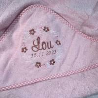 besticktes Kapuzenhandtuch mit Namen und Geburtsdatum, personalisierte Geschenkidee für Babys, rosa Handtuch Bild 3