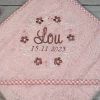 besticktes Kapuzenhandtuch mit Namen und Geburtsdatum, personalisierte Geschenkidee für Babys, rosa Handtuch Bild 4