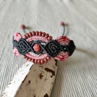 bezauberndes Makramee Armband in schwarz und rosa mit kleinen Acrylperlen und einer Lavaperle in altrosa Bild 2