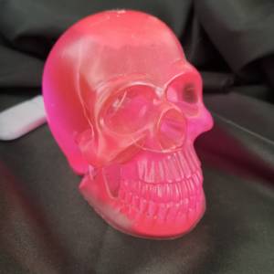 großer 3D Totenkopf Totenschädel Schädel in pink aus Resin Epoxidharz mit LED Beleuchtung | B-Ware Bild 2