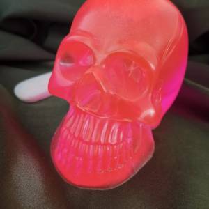 großer 3D Totenkopf Totenschädel Schädel in pink aus Resin Epoxidharz mit LED Beleuchtung | B-Ware Bild 3