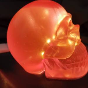 großer 3D Totenkopf Totenschädel Schädel in pink aus Resin Epoxidharz mit LED Beleuchtung | B-Ware Bild 4