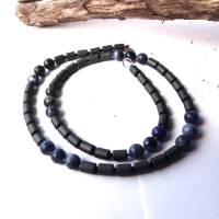 Edelsteinkette für Männer aus Sodalith, jeans blau und Hämatin Steinen in mattem Schwarz für den Wow-Effekt Bild 2