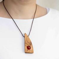 Einzigartige Holzkette aus Olivenholz mit Karneol Edelstein Bild 3