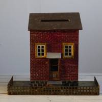 kleines altes bemaltes Holzhaus mit Fenstern Vintage Bild 3