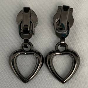 Zipper Heart1, breit, kleine Größe, gunmetal / Schieber für Reißverschlüsse mit Spiralraupe Bild 2