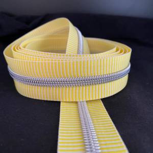 Reißverschluss „Silver Stripes“, breit, gelb-weiß / Endlosreißverschluss mit metallisierter Kunststoffraupe / Meterware Bild 2