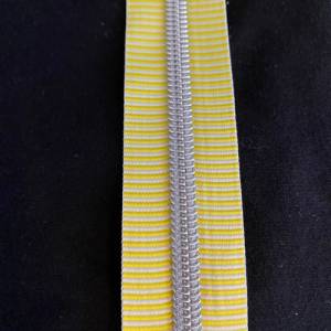 Reißverschluss „Silver Stripes“, breit, gelb-weiß / Endlosreißverschluss mit metallisierter Kunststoffraupe / Meterware Bild 3