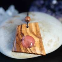 Besondere Holzkette aus Olivenholz mit einem Kirsch-Quarz Edelstein Bild 4