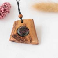 Besondere Holzkette aus Olivenholz mit einem wunderschönen Rubin-Zoisit Edelstein Bild 1