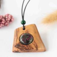 Besondere Holzkette aus Olivenholz mit einem wunderschönen Rubin-Zoisit Edelstein Bild 2