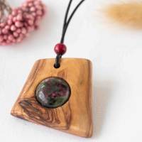 Besondere Holzkette aus Olivenholz mit einem wunderschönen Rubin-Zoisit Edelstein Bild 3