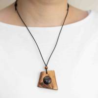 Besondere Holzkette aus Olivenholz mit einem wunderschönen Rubin-Zoisit Edelstein Bild 4