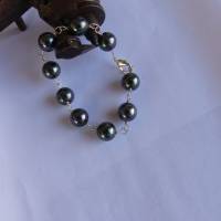 Auffälliges Glieder Armband mit schwarzen Muschel Perlen und Silber Karabiner. Handgemacht vom Goldschmied Bild 2